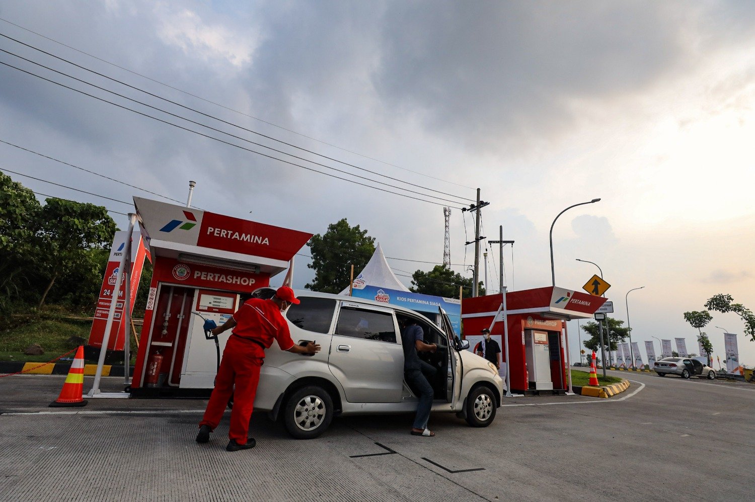 Petugas melayani pengisian bahan bakar di SPBU Modular yang berada di Rest Area KM 678 B Tol Jombang - Kertosono, Jombang, Jawa Timur, Jumat (21/4). (Sumber gambar: Bisnis/Arief Hermawan P)