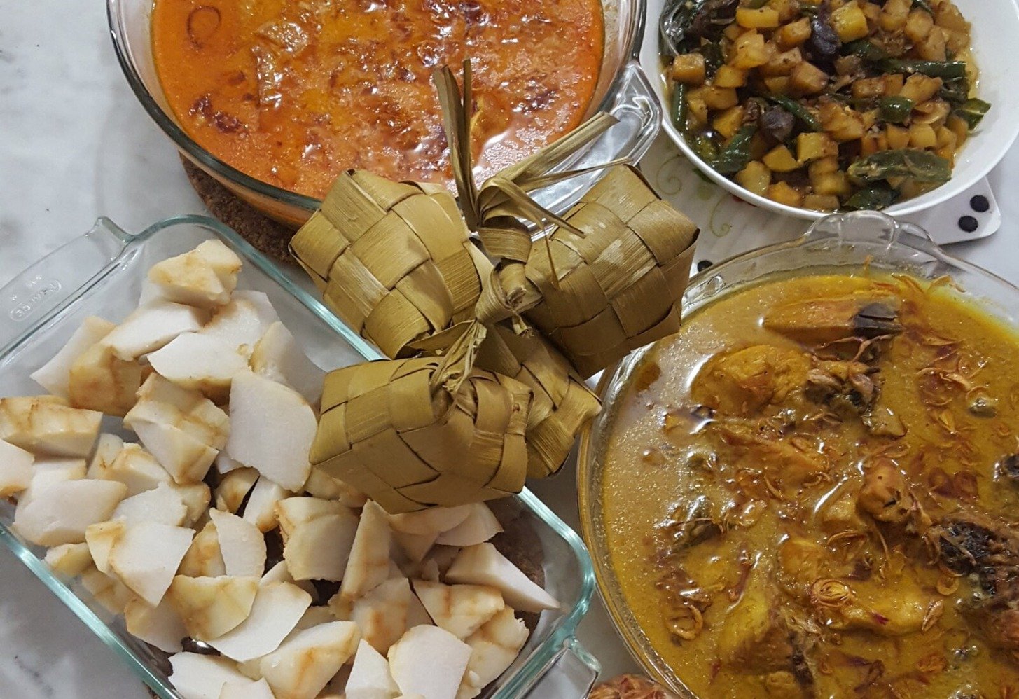 Ilustrasi ketupat dan berbagai makanan pendamping khas Lebaran. (Sumber gambar: Wikimedia Commons)