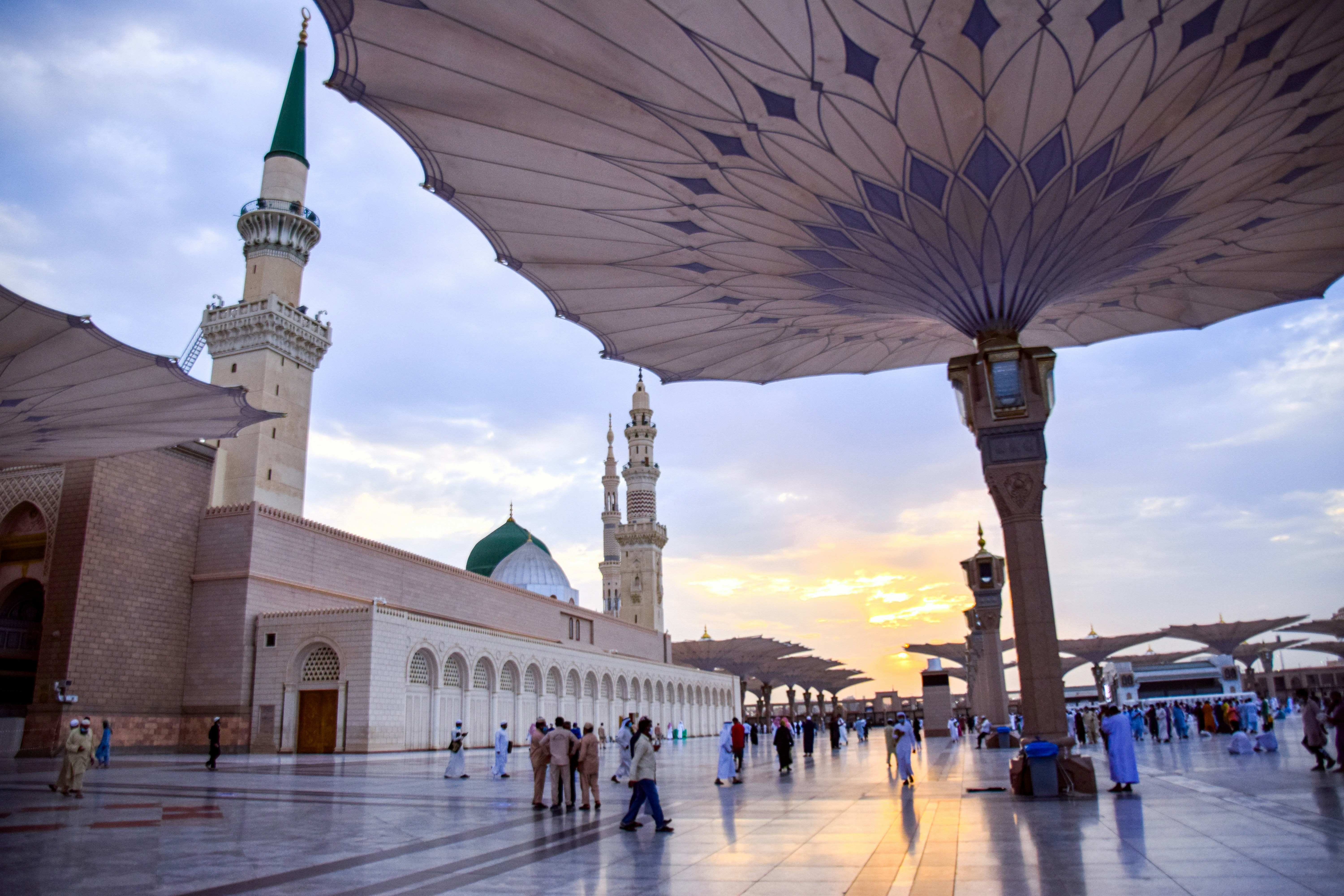 Berkunjung ke masjid ikonik jadi salah satu aktivitas dalam konteks wisata halal (Sumber gambar: Unsplash/Haidan)