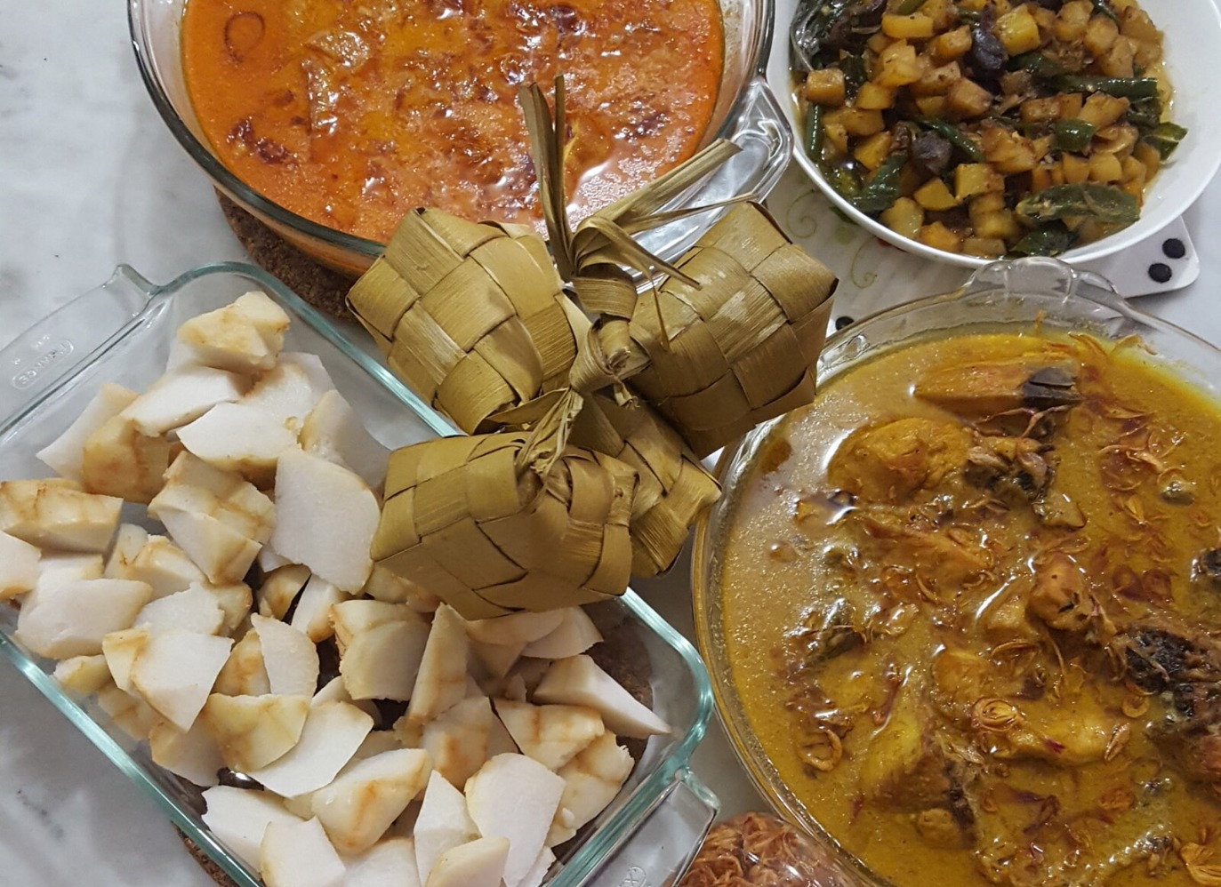 Ilustrasi ketupat dan berbagai hidangan lauk lainnya. (Sumber gambar: Wikimedia Commons)