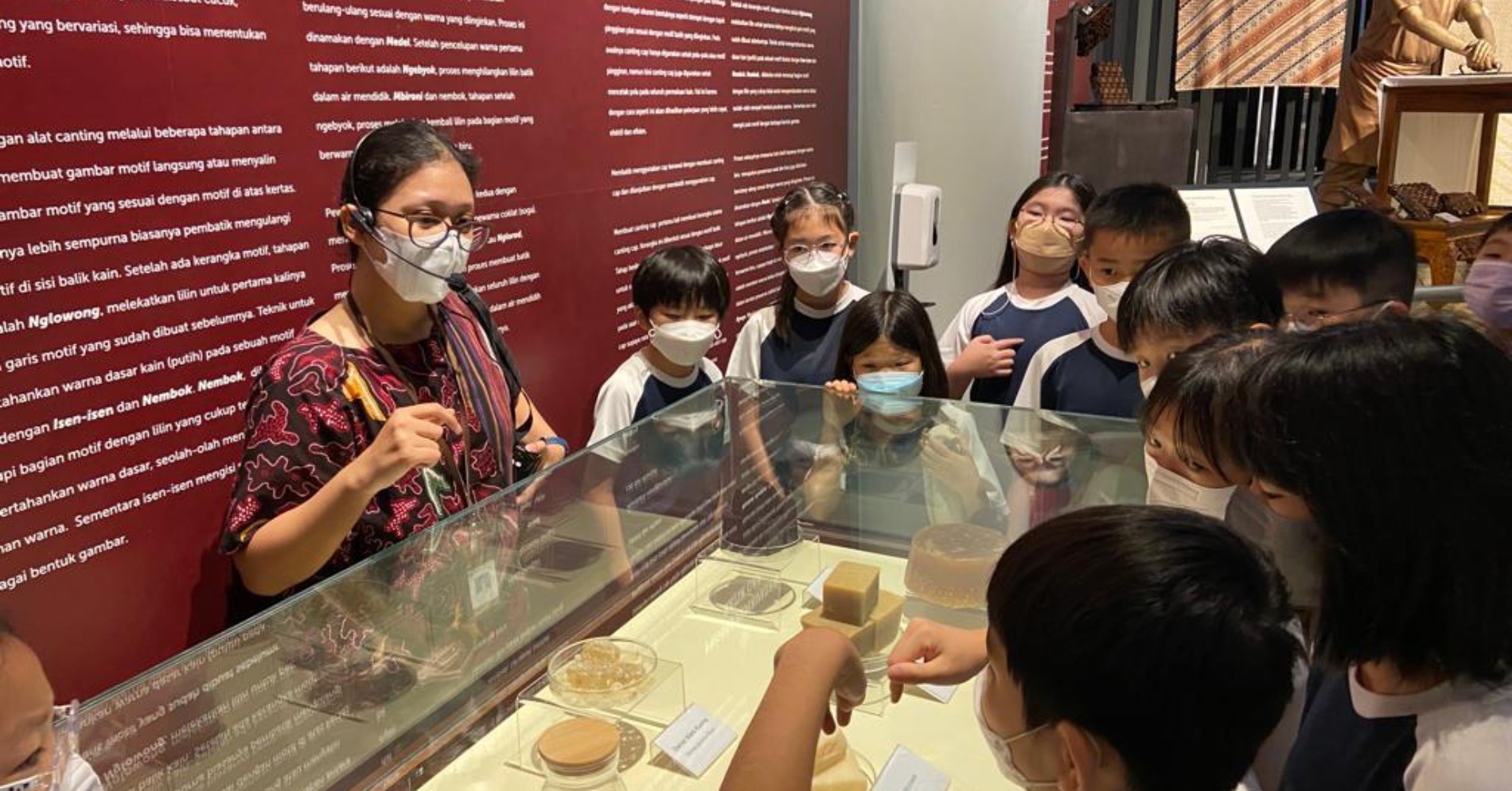 Anak-anak sedang belajar memahami tentang batik di Museum Batik (sumber gambar : IHA)