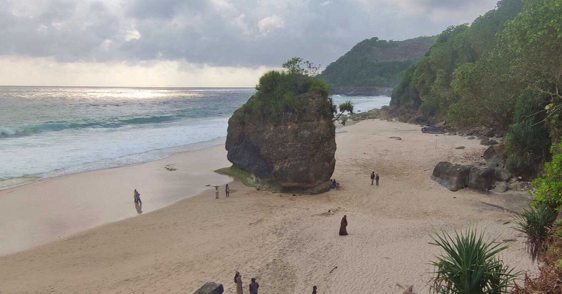 Pantai Lumbung, Tulungagung (sumber gambar : Nativeindonesia.com)