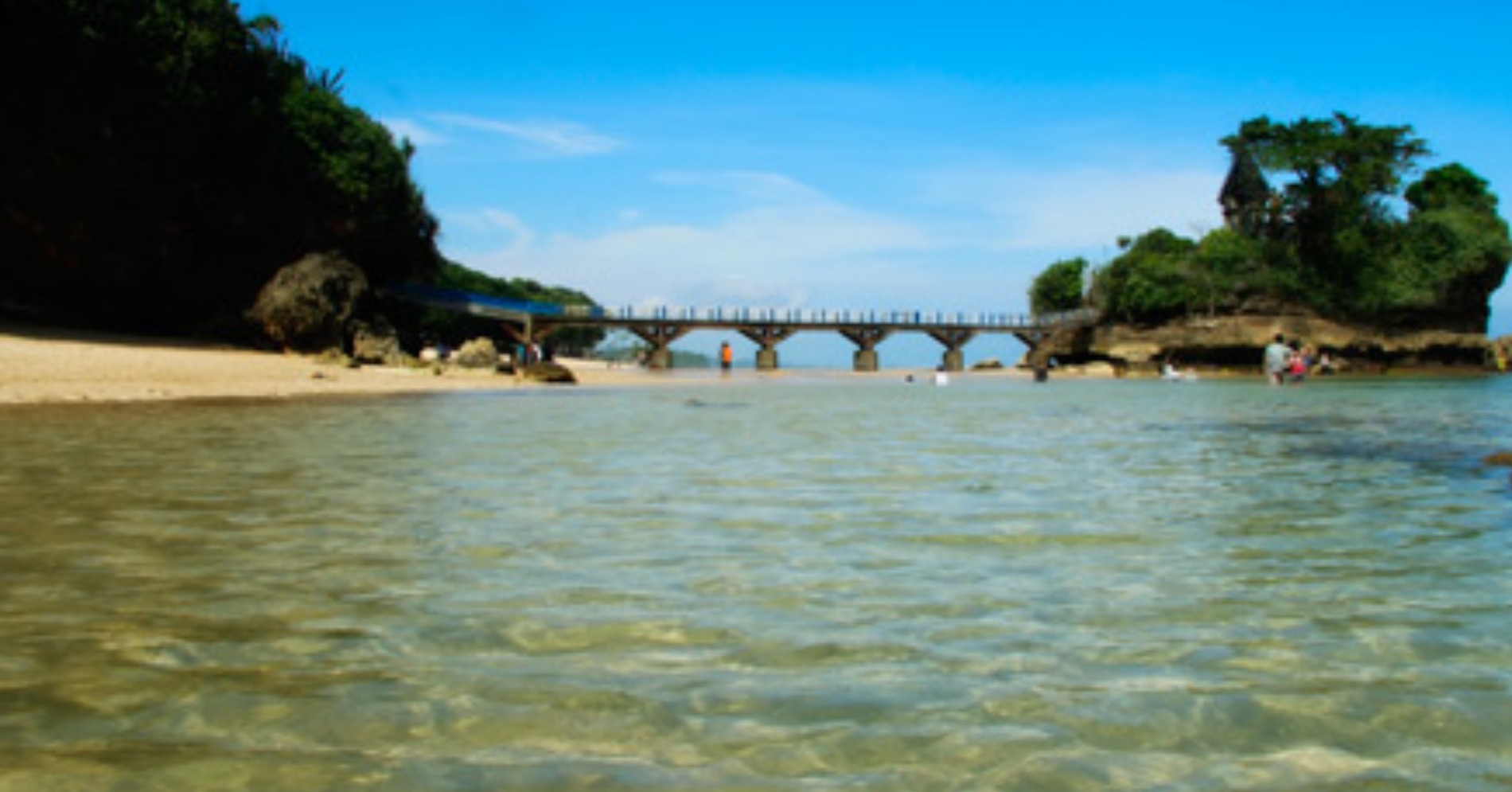Pantai Balekambang (sumber foto : Indonesia Kaya)
