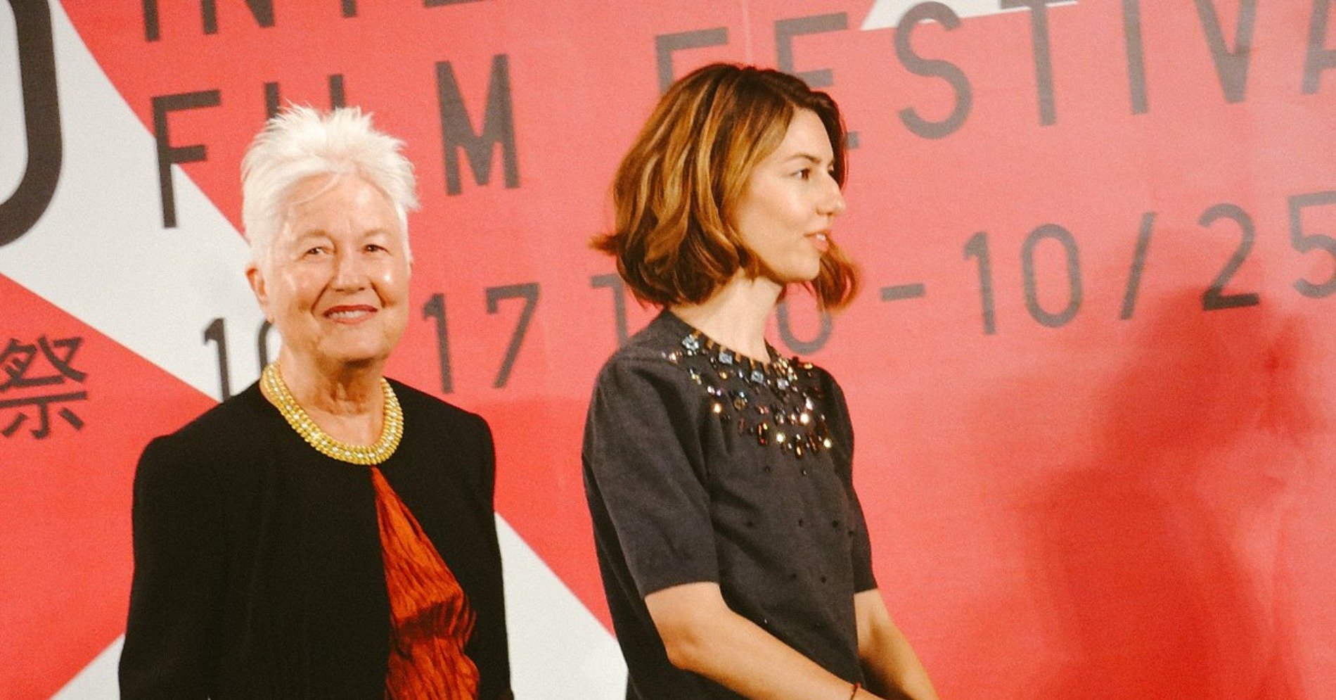 Eleanor Coppola & Sofia Coppola (kanan) di Tokyo International Film Festival 2013 (Sumber gambar: Wikimedia Commons/ Dick Thomas Johnson)