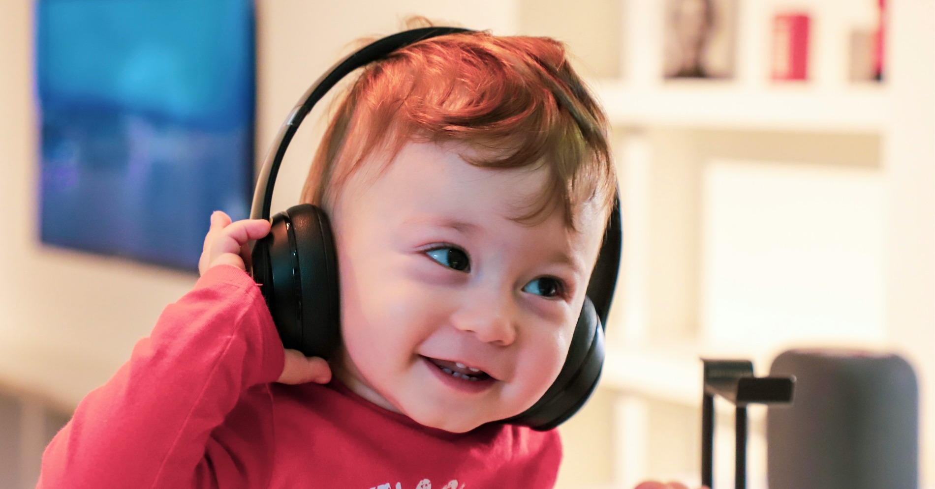Ilustrasi penggunaan headphone pada anak (Sumber gambar: alireza attari/Unsplash)