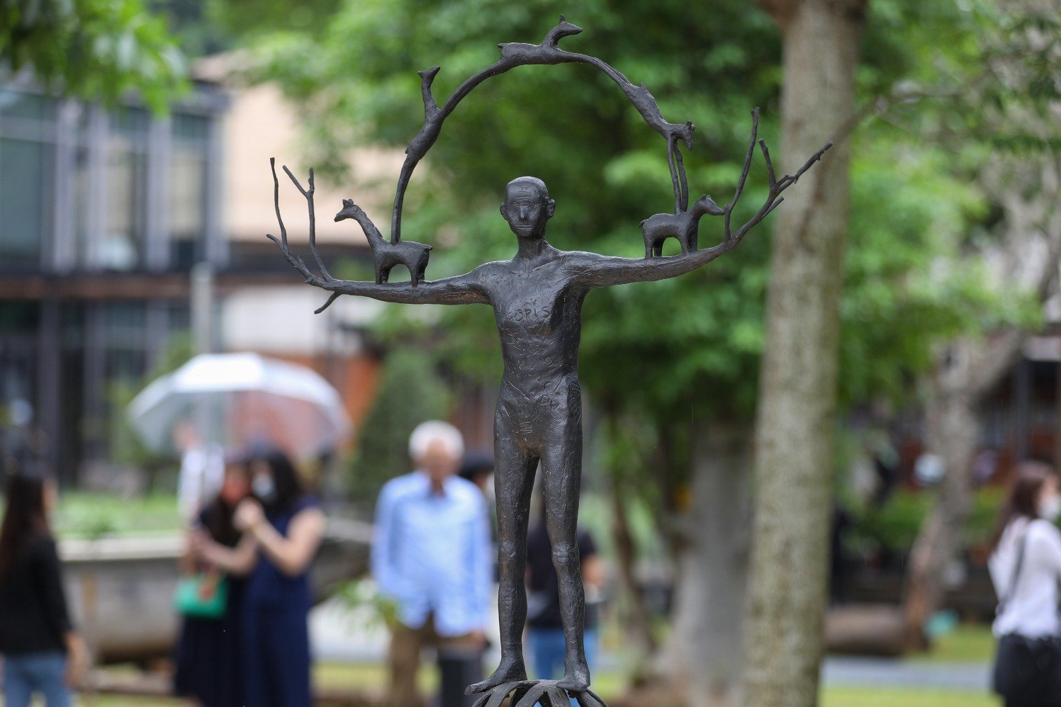 Karya milik Tisna Sanjaya berjudul Aura Kesenian Aura Kapital yang dipameran di Art Jakarta Gardens 2023 di Jakarta, Selasa (7/2). (Sumber foto: Hypeabis.id/Suselo Jati)