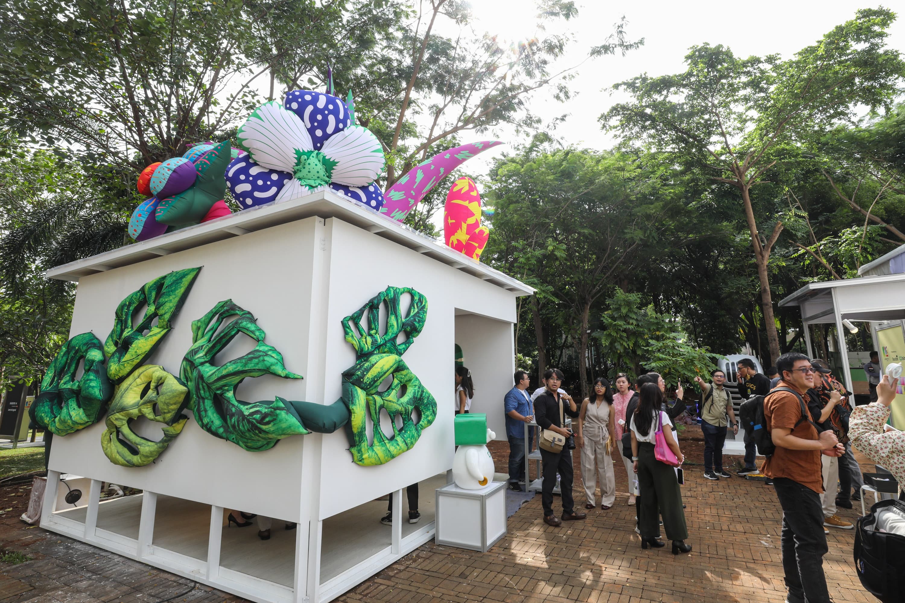 Karya Seniman Erwin Windu Pranata berjudul The Bouquet: Fall, Grow dipamerkan pada Art Jakarta Gardens 2024 di Hutan Kota by Plataran, Jakarta, Selasa (23/4/2024).