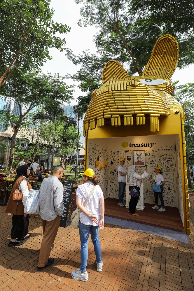 Karya Seniman Naufal Abshar berjudul Gold is King dipamerkan pada Art Jakarta Gardens 2024 di Hutan Kota by Plataran, Jakarta, Selasa (23/4/2024). (Sumber gambar: Hypeabis.id/Arief Hermawan P)