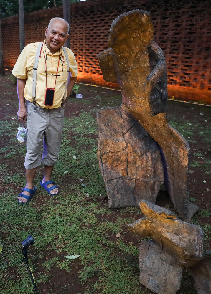 Seniman Teguh Ostentrik berpose di dekat karyanya yang berjudul The Dream of Mother pada Art Jakarta Gardens 2024 di Hutan Kota by Plataran, Jakarta, Selasa (23/4/2024)