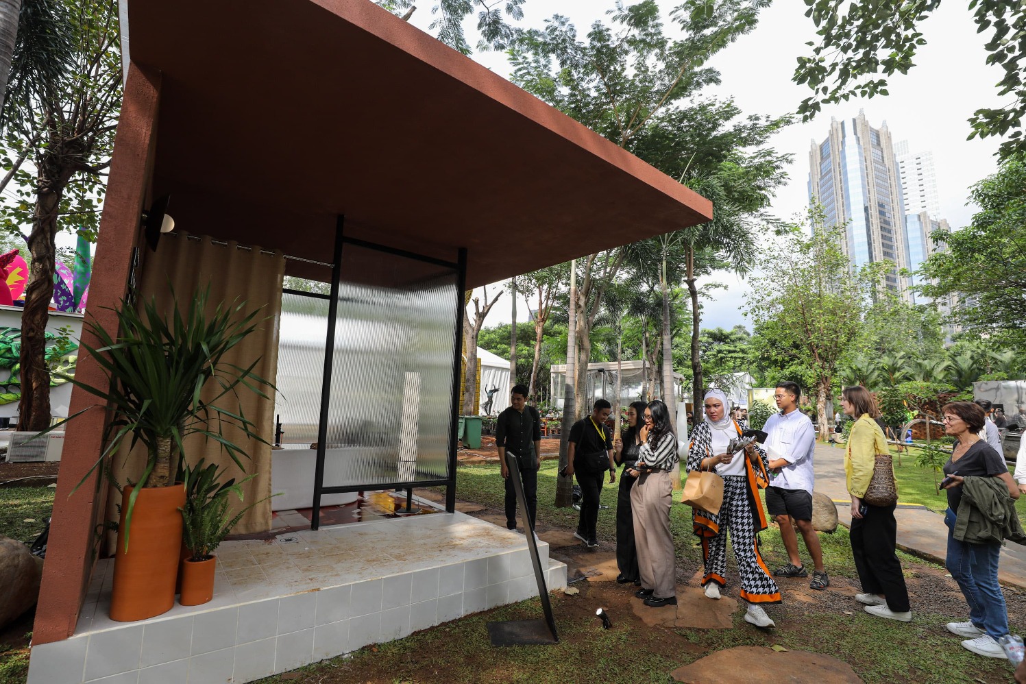 Karya Seniman Sigit D. Pratama/thisPLAY berjudul Luxury Crime (After Agus Suwage) dipamerkan pada Art Jakarta Gardens 2024 di Hutan Kota by Plataran, Jakarta, Selasa (23/4/2024). (Sumber gambar: Hypeabis.id/Arief Hermawan P)