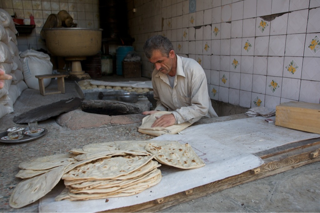Pembuatan roti taftoon. (Sumber foto: Wikimedia Commons)