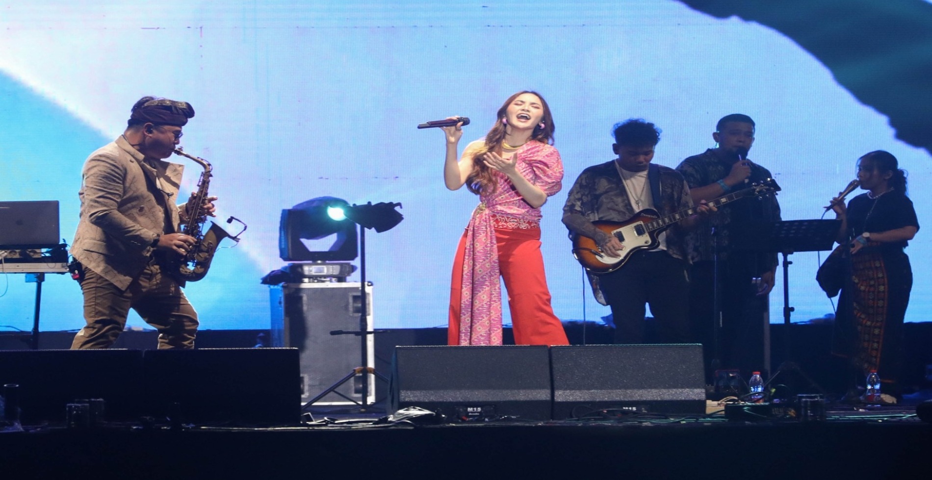 Penyanyi Mahalini tampil dalam acara Titik Kumpul Festival 2024 di Stadion Madya GBK, Jakarta, Minggu (28/4/2024). Penyanyi yang berasal dari Bali tersebut membawakan lagu-lagu hitsnya seperti Bohongi Hati, Sial dan Kisah Sempurna. / Hypeabis/Eusebio Chrysnamurti