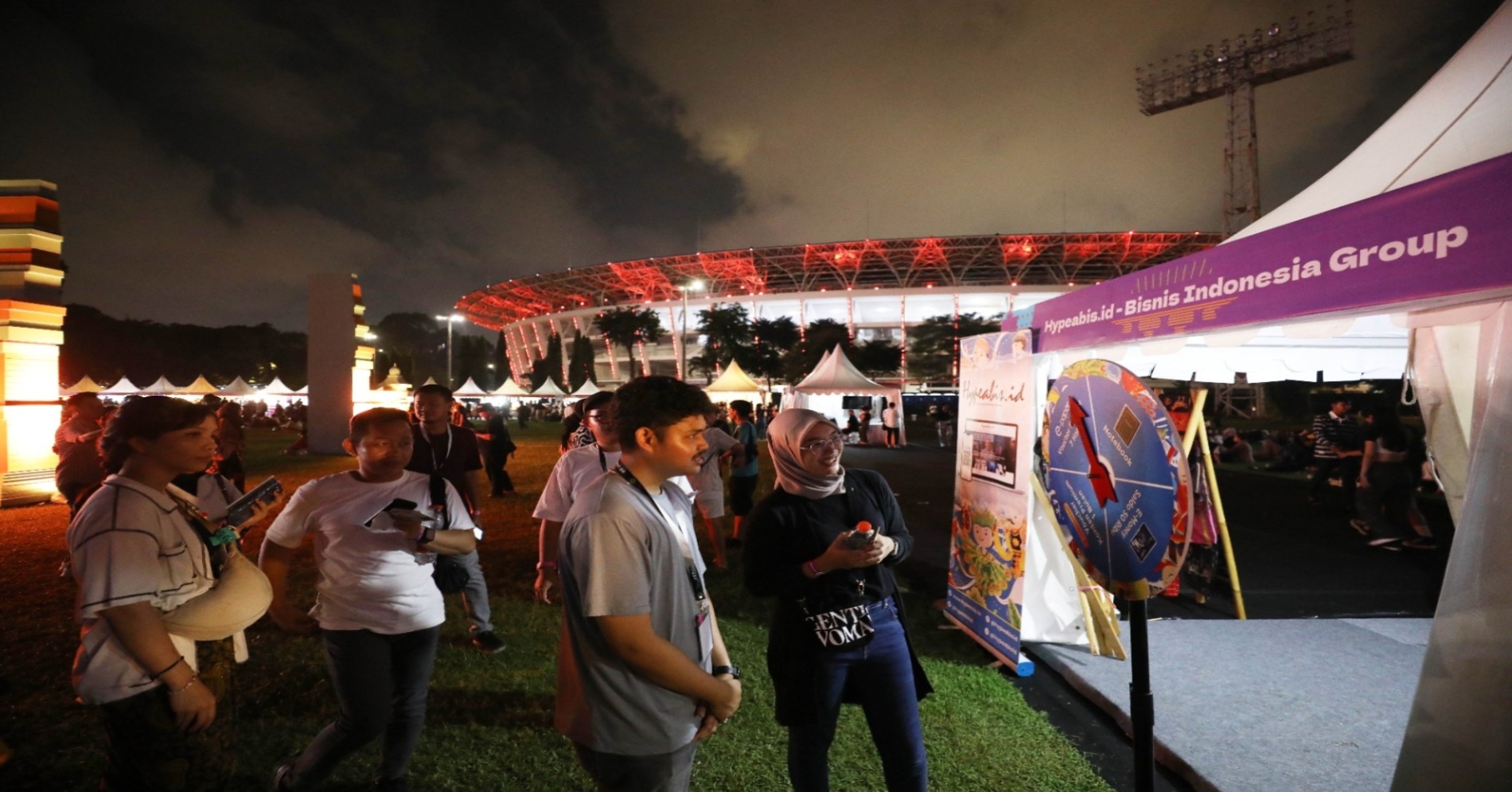 Suasana di stan Hypeabis.id dalam acara Titik Kumpul Festival 2024 di Stadion Madya GBK, Jakarta, Minggu (28/4/2024). / Hypeabis/Eusebio Chrysnamurti