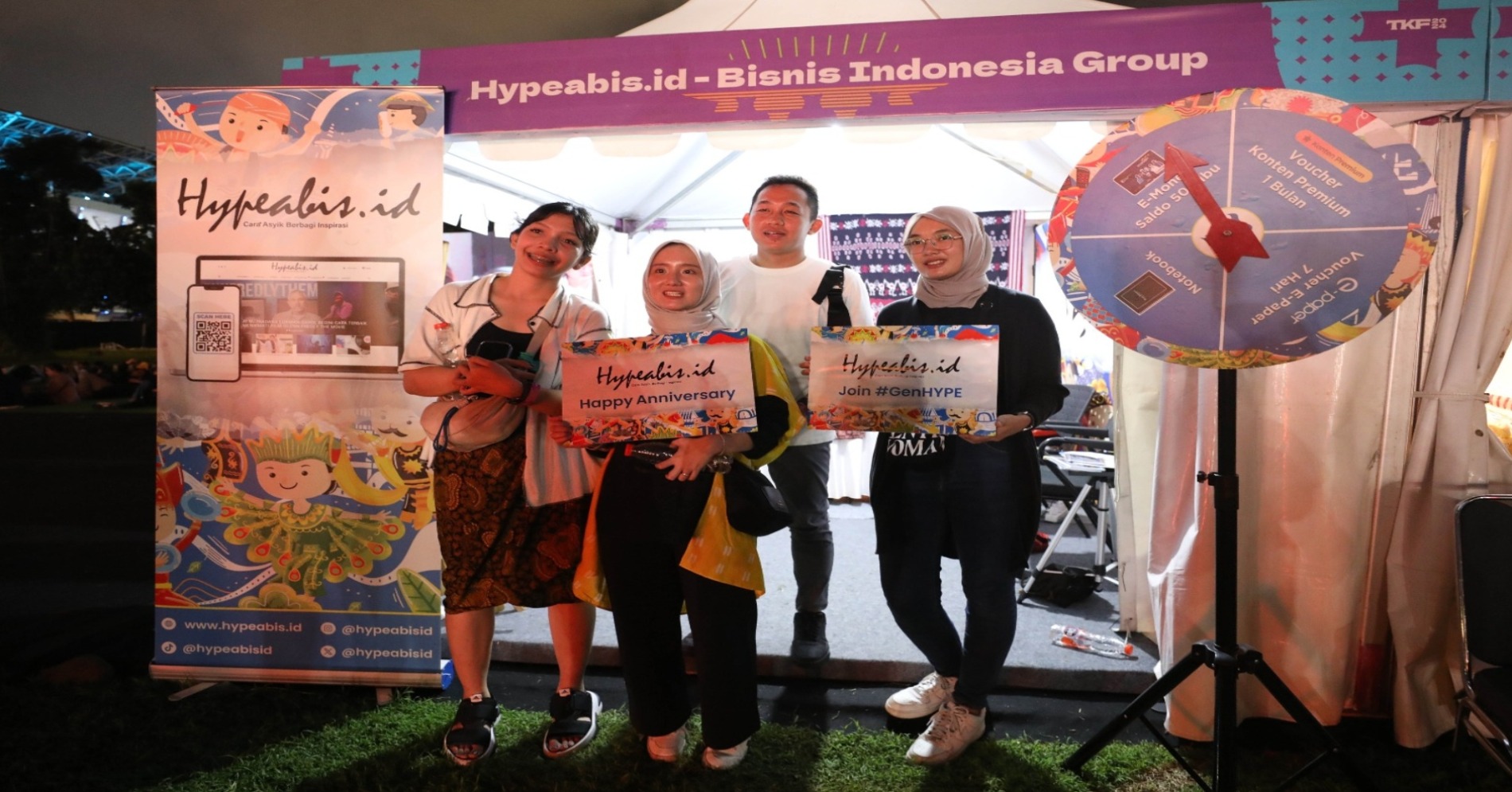 Suasana di stan Hypeabis.id dalam acara Titik Kumpul Festival 2024 di Stadion Madya GBK, Jakarta, Minggu (28/4/2024). / Hypeabis/Eusebio Chrysnamurti 