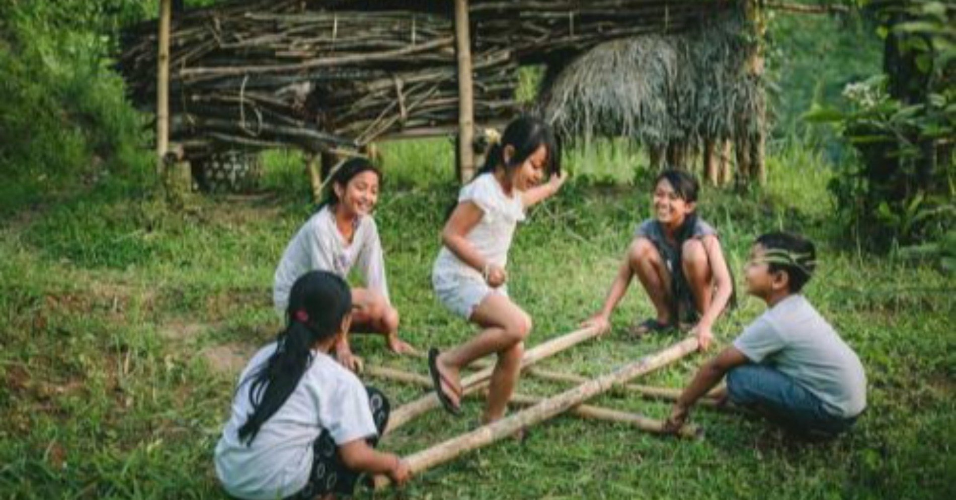 Permainan Rangkuk Alu (Sumber Foto: Indonesia.go.id)