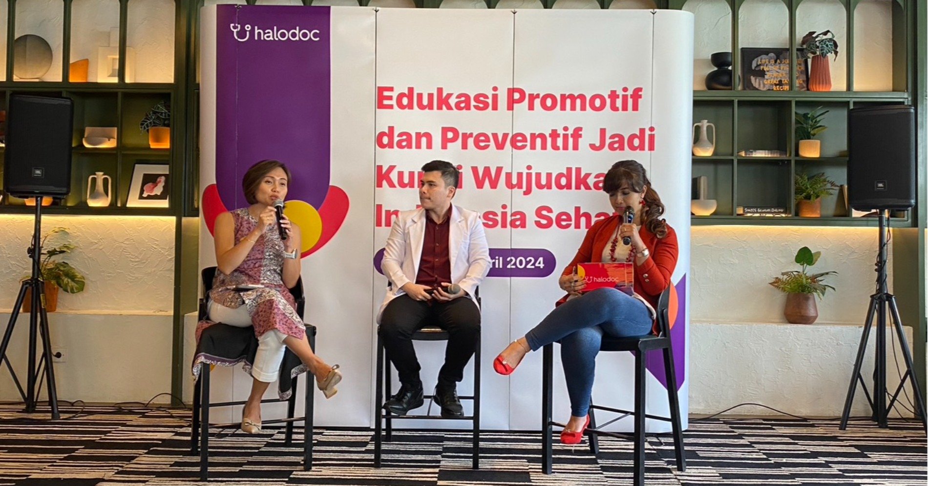 Veronica Utami, COO Halodoc dan dr. Alfi Auliya Rachman, Dokter Umum dalam acara sosialisasi vaksinasi Halodoc (Sumber foto: Hypeabis.id/Amanda Syavira)