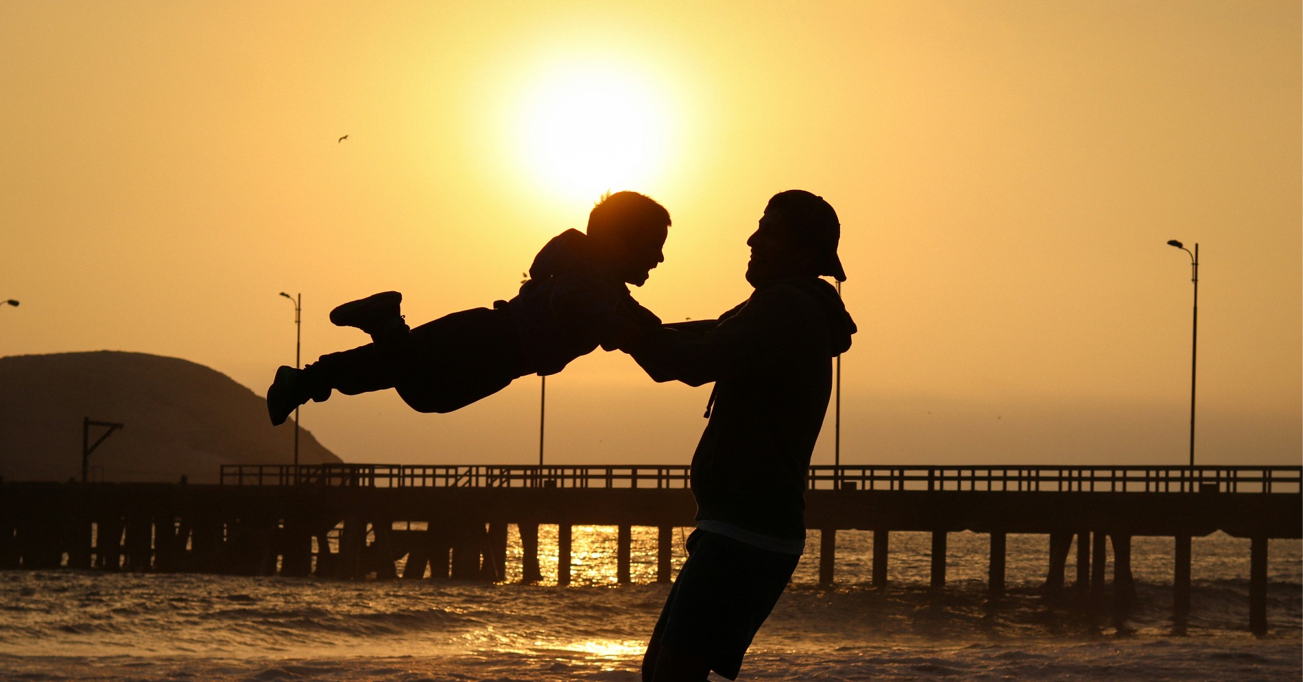 Ayah bermain bersama anak (Sumber gambar: Unsplash/Jhonatan Saavedra)
