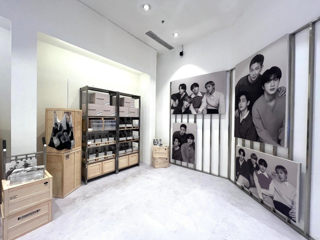 Ruang pameran BTS POP-UP: MONOCHROME (Sumber foto: METRO Department Store)