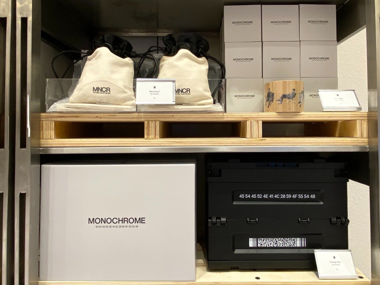 Merchandise di BTS POP-UP: MONOCHROME (Sumber foto: Hypeabis.id/Amanda Syavira)