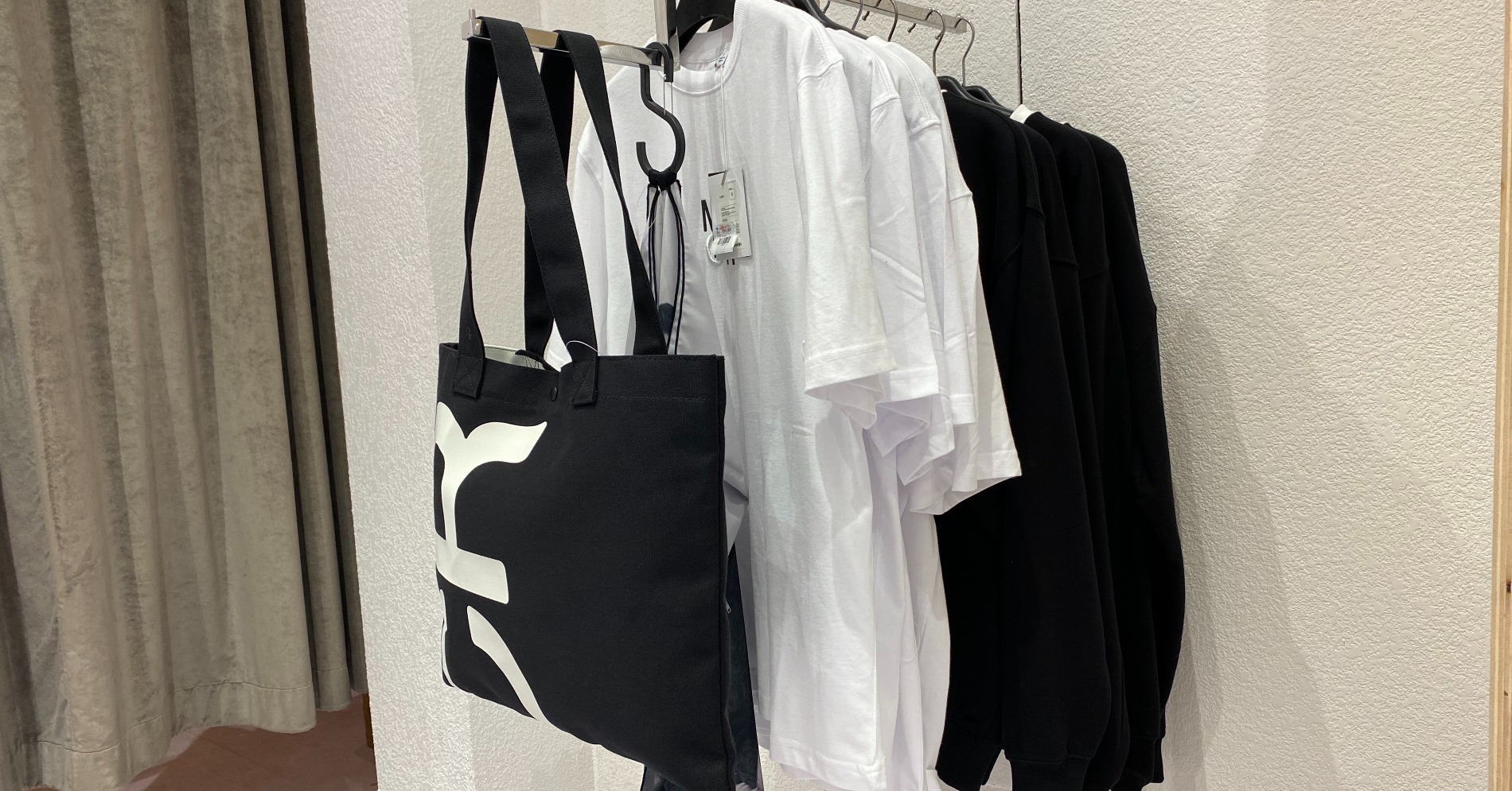 Tote bag, t-shirt, crewneck merchandise BTS (Sumber foto: Hypeabis.id/Amanda Syavira)