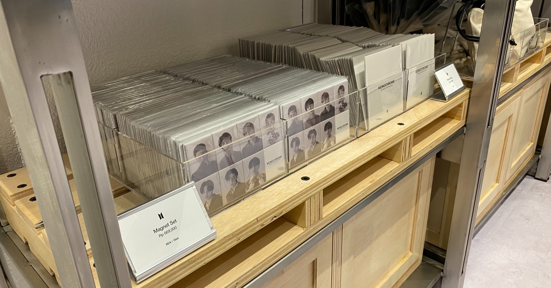 Magnet set, merchandise BTS (Sumber foto: Hypeabis.id/Amanda Syavira)