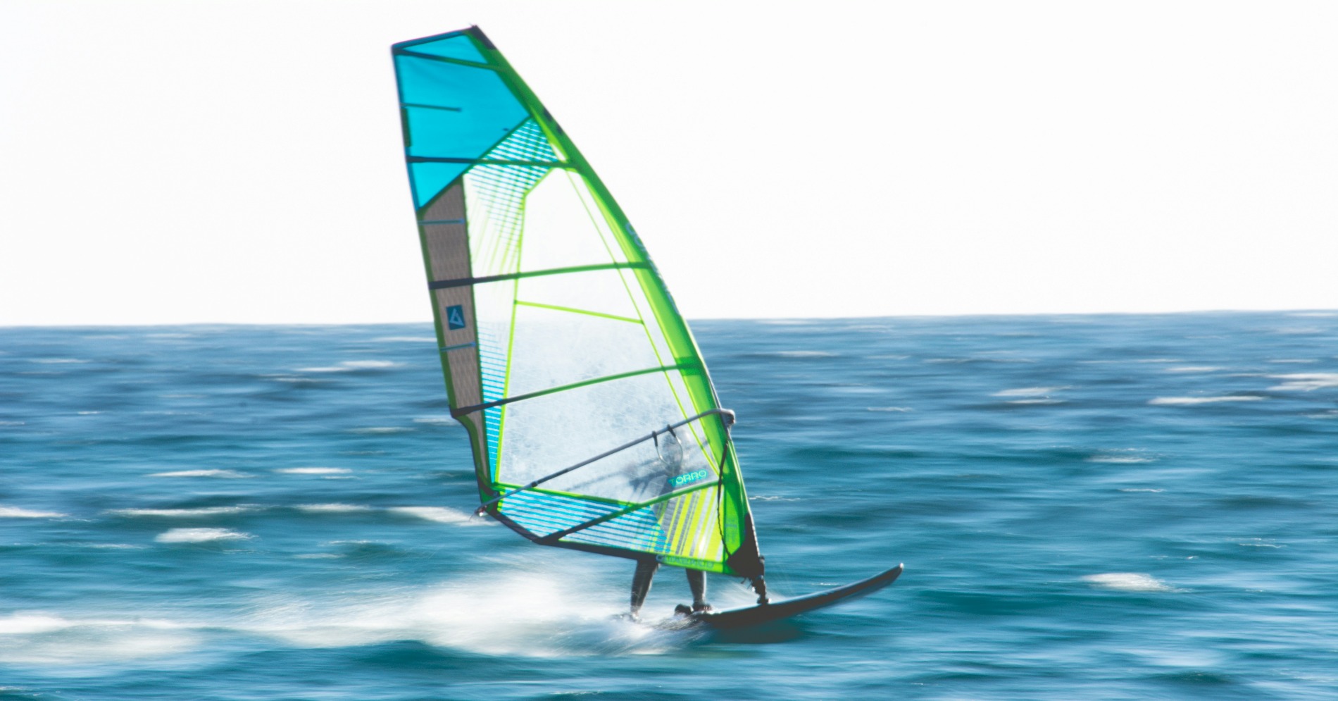 Windsurfing (sumber foto: Unsplash/Thomas Couillard)