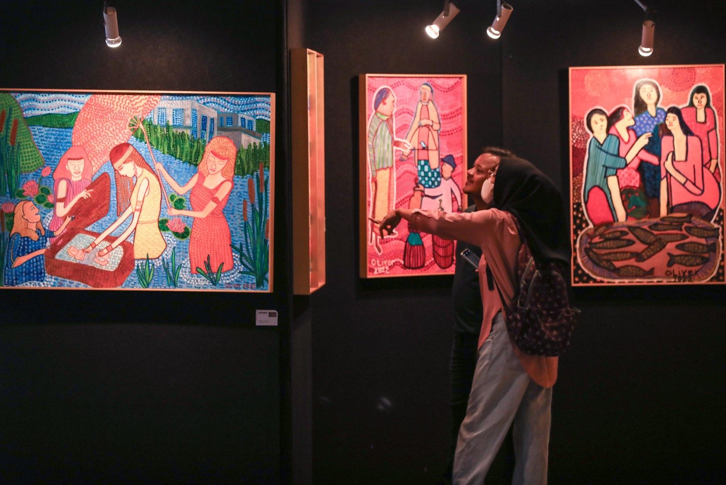 Pengunjung mengamati karya seni dalam pameran ulang tahun ke-55 Taman Ismail Marzuki (TIM) di Jakarta, Jumat (10/11/2023).