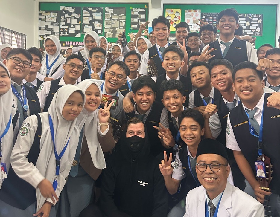 Alan Walker saat berjumpa dengan siswa-siswi SMA Al-Azhar Medan (Sumber gambar: istimewa)
