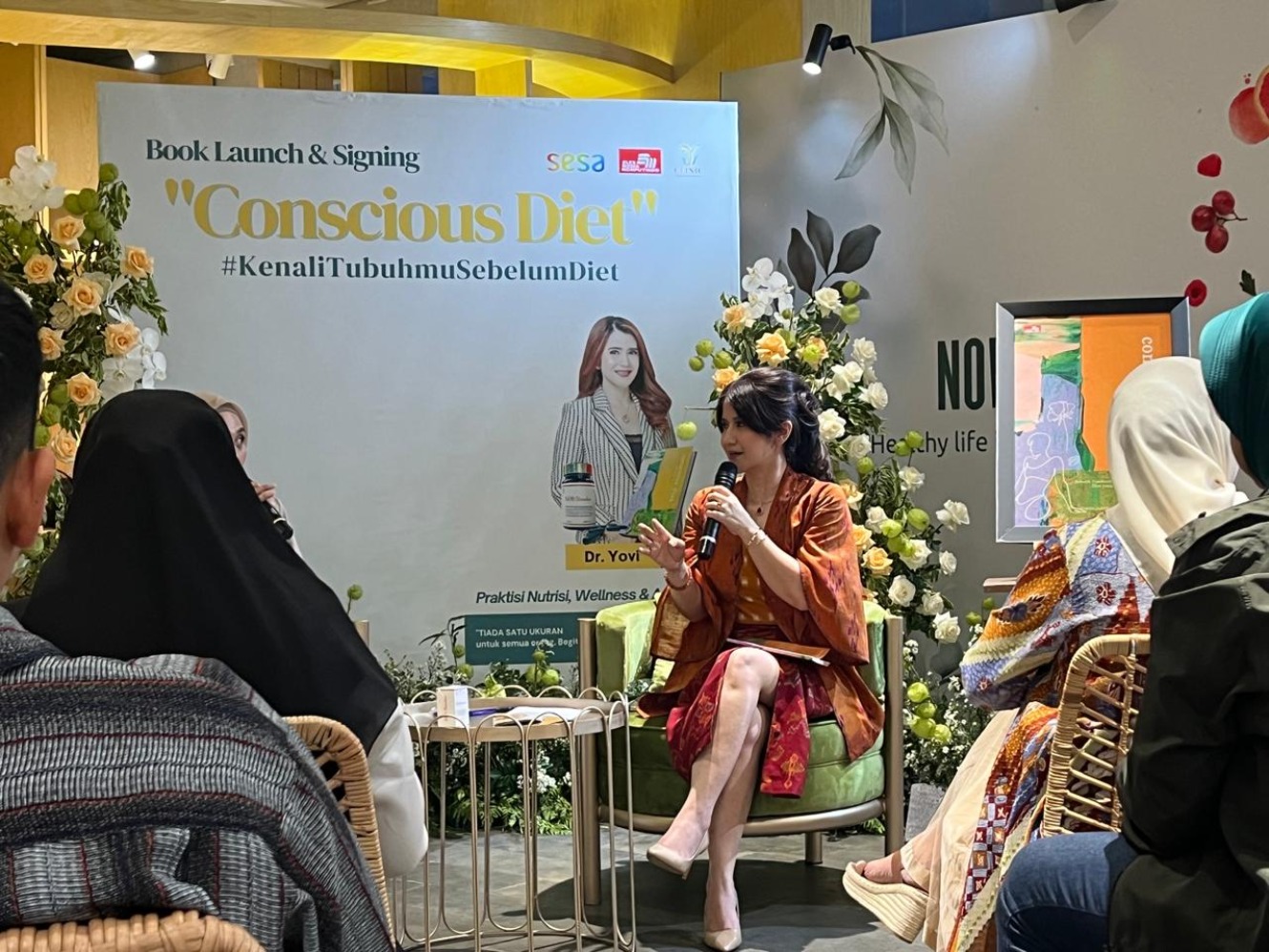 Peluncuran Buku Conscious Diet dari Dr. Yovi Yoanita di SESA Organic Market, Jakarta pada Kamis (30/5/2024). (Sumber gambar: Indah Permata Hati/Hypeabis.id)