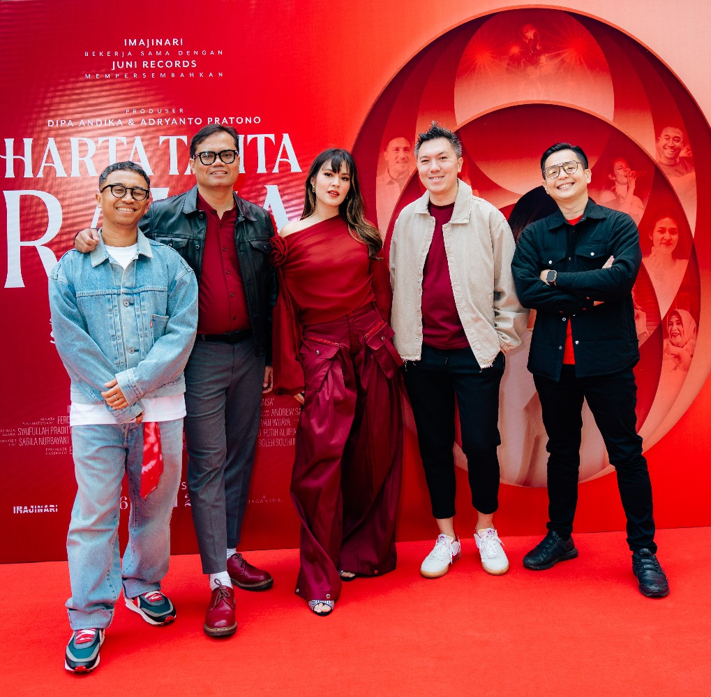 Raisa (Tengah) bersama produser dan sutradara film Harta, Tahta, Raisa (Sumber gambar: POPLICIST Publicist)