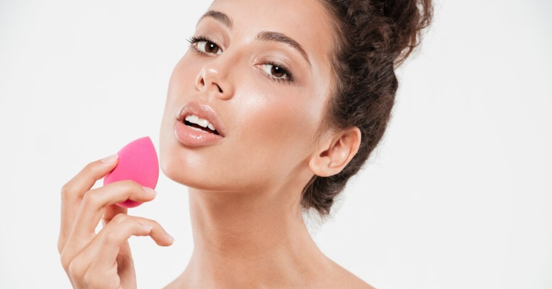 Ilustrasi perempuan menggunakan spons makeup (Sumber foto: freepik/drobotdean)