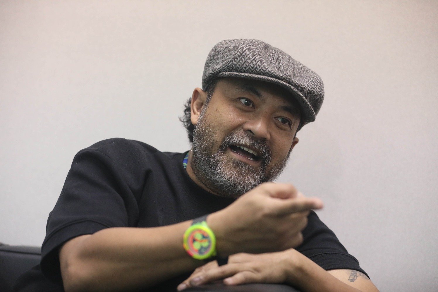 Aktor Kiki Narendra berpose di sela-sela wawancara dengan redaksi Bisnis Indonesia di Jakarta, Selasa (28/5/2024). (Sumber gambar: JIBI/Bisnis/Eusebio Chrysnamurti)