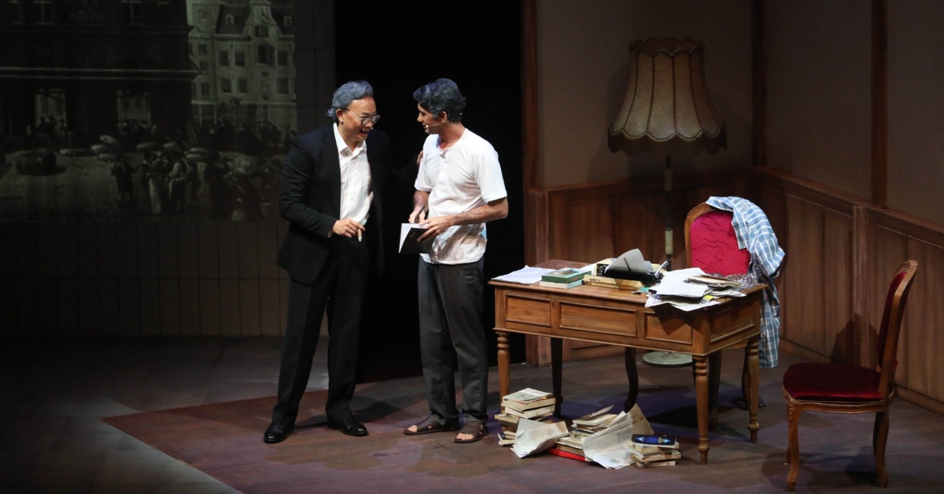 Aktor Verdi Solaiman berperan  sebagai William Soeryadjaya, dan Reza Rahadian sebagai Ramadhan KH dalam pementasan Om William Kita di Teater Besar, TIM
