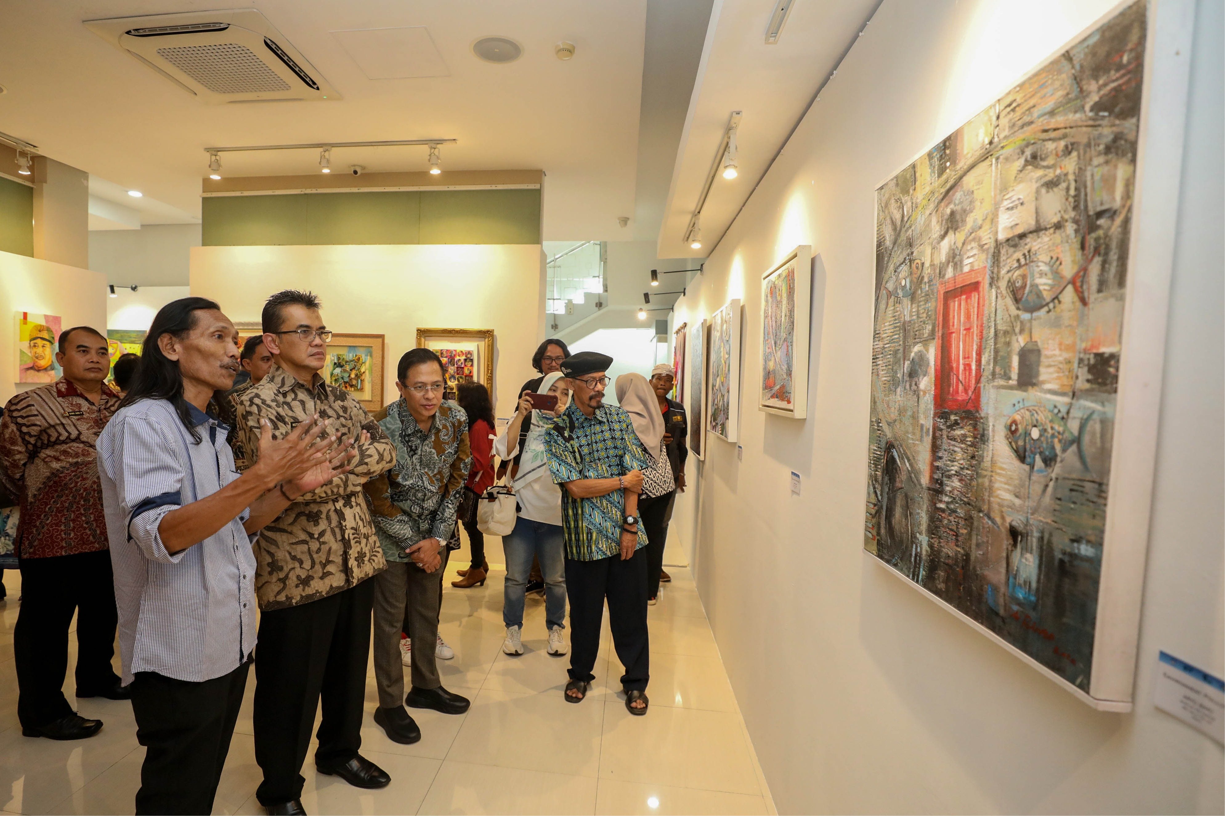 Laksamana Madya TNI TSNB Hutabarat (kedua kiri) melihat karya yang ditampilkan dalam Pameran Lukisan Artchipelago di Museum Basoeki Abdullah, Jakarta, Jumat (14/6/2024). 