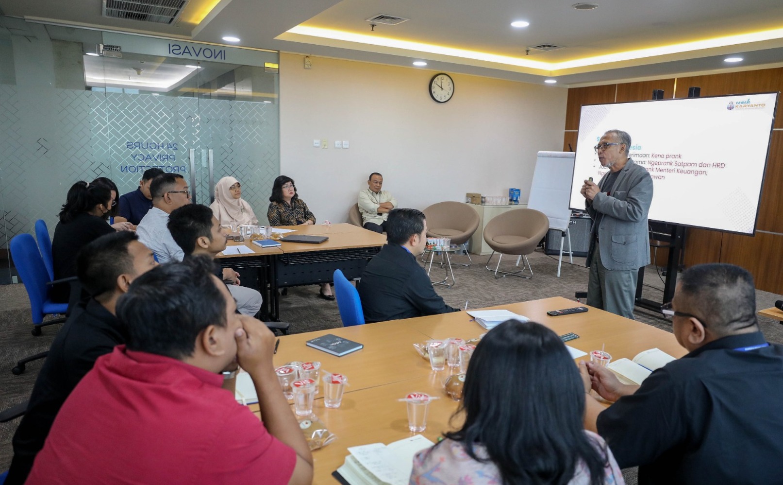 Agenda Sharing Session - Personal Branding bersama Coach Personal Branding Karyanto di Wisma Bisnis Indonesia pada Rabu (19/6/2024). (Sumber gambar: Eusebio Chrysnamurti/Hypeabis.id)