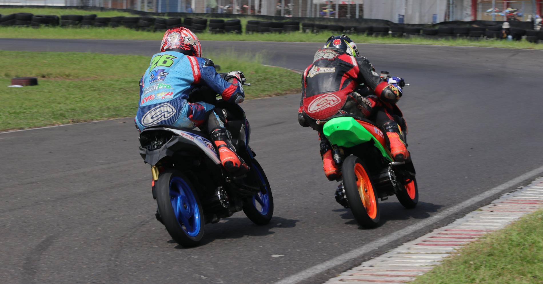 Duel Pembalap dalam EV Racing 2024 motor matic (Sumber Gambar: Enrich Samuel)