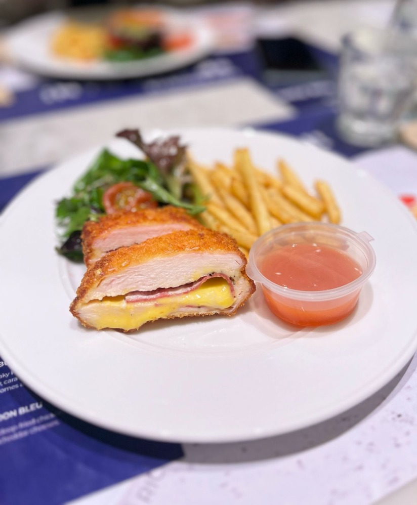 Chicken Cordon Bleu, menu heavy meals dari Paris Baguette (Sumber gambar: Indah Permata Hati/Hypeabis.id)