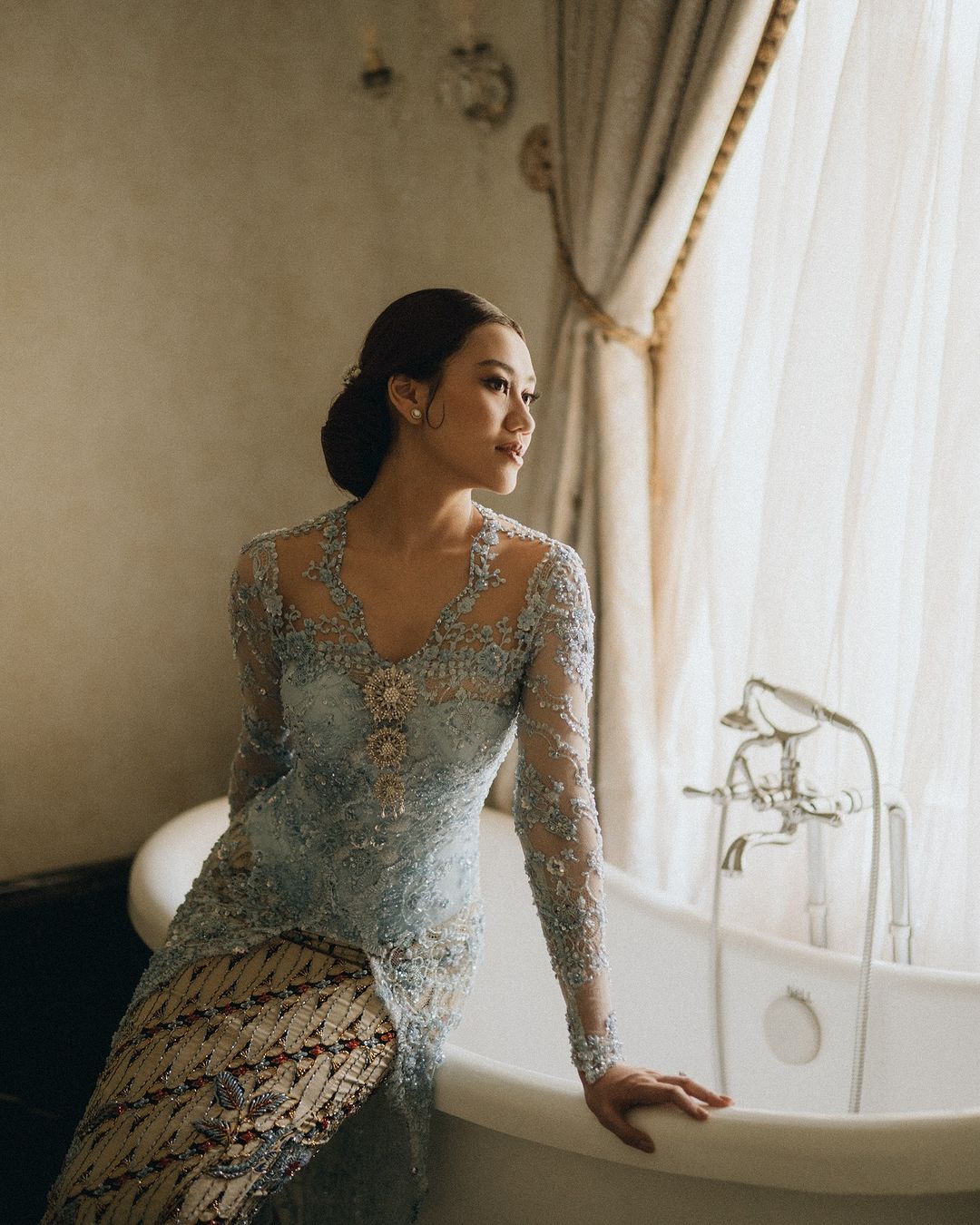 Hypeabis - Aaliyah Massaid Tampil Anggun dengan Kebaya Motif Sunda saat ...