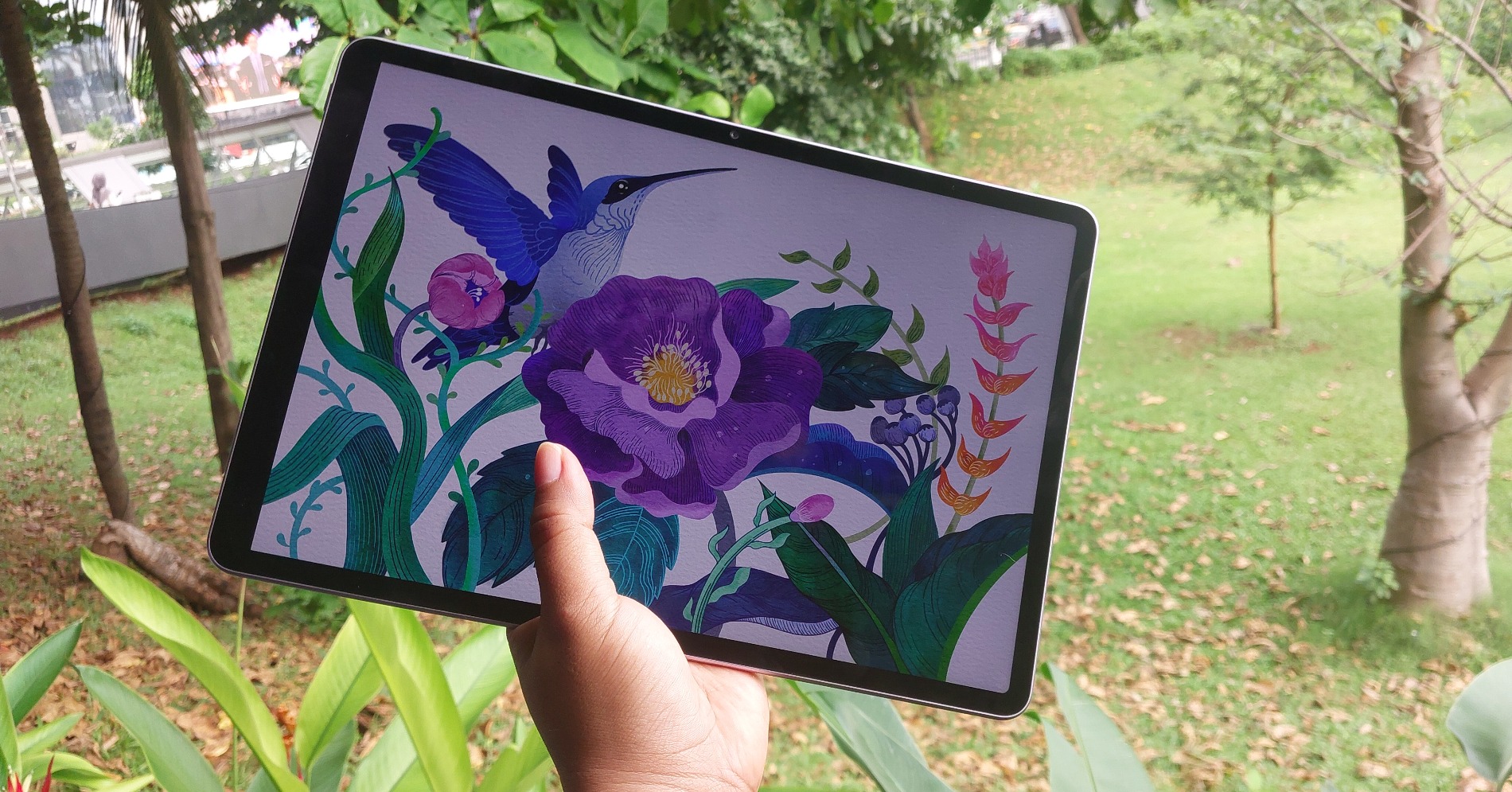 Huawei MatePad 11.5 S dalam versi warna violet. (Sumber gambar : Desyinta Nuraini/Hypeabis.id)