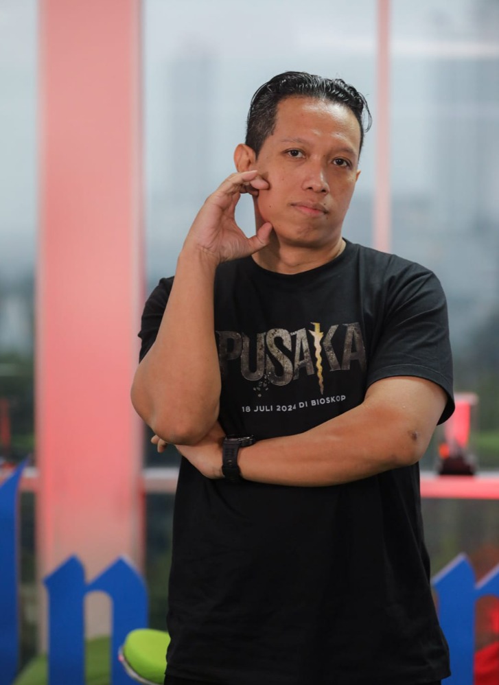 Aktor Coki Anwar selaku pemeran Darmo dalam film Pusaka berpose sebelum acara Kamis Santuy di kantor Bisnis Indonesia, Jakarta, Kamis (4/7/2024). (Sumber gambar: Hypeabis.id/Arief Hermawan P)