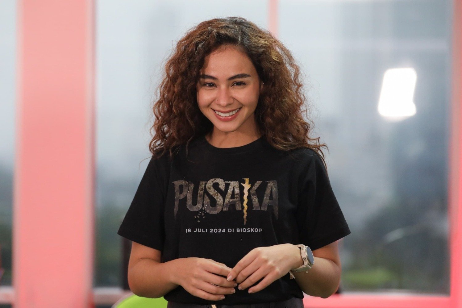 Aktris Sahila Hisyam selaku pemeran Mayang dalam film Pusaka berpose sebelum acara Kamis Santuy di kantor Bisnis Indonesia, Jakarta, Kamis (4/7/2024). (Sumber: Hypeabis.id/Arief Hermawan)
