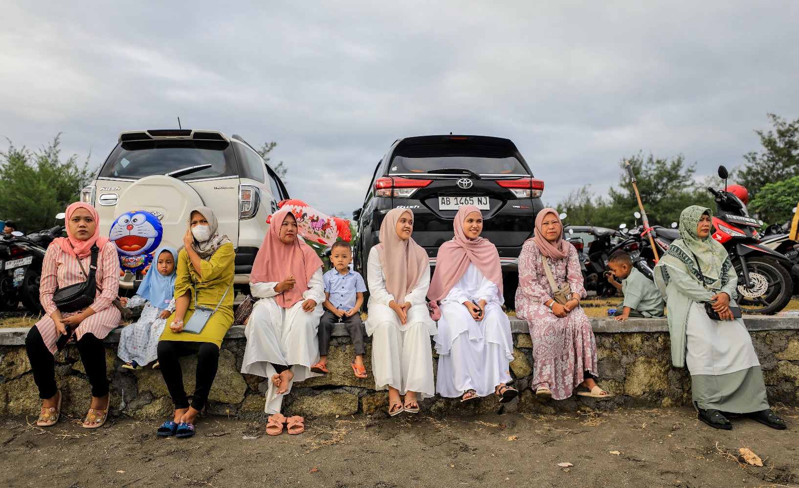 Umat islam mendengarkan khutbah Idulfitri 1445 H di Gumuk Pasir, Parangkusumo, Bantul, D.I Yogyakarta, Rabu (10/4/2024).