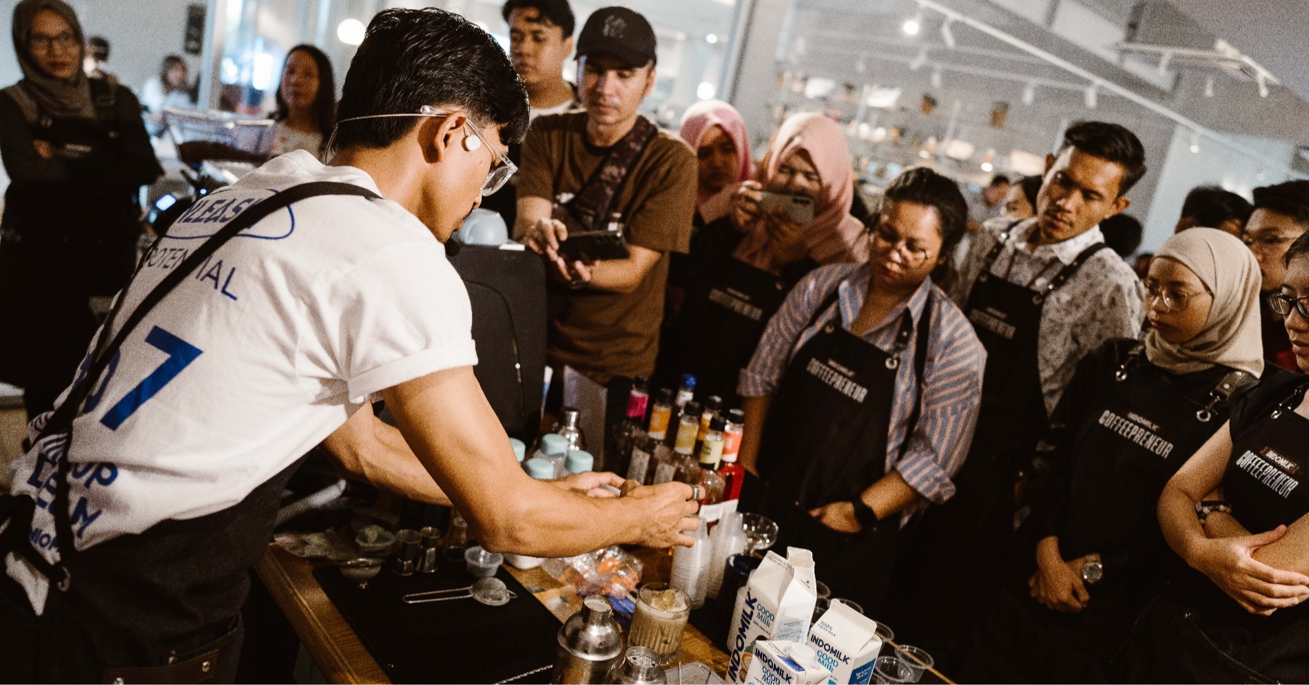 Demo Latte Art (sumber gambar : Indomilk)