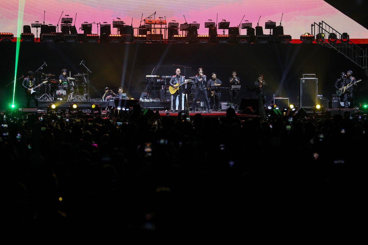 Penampilan Grup Musik Dewa 19 feat Ari Lasso saat berlangsungnya acara BNI Loud Fest Vol.2 2023 di Stadion Utama Gelora Bung Karno, Jakarta, Minggu (23/6/2023). (Sumber gambar: JIBI/Bisnis/Eusebio Chrysnamurti)