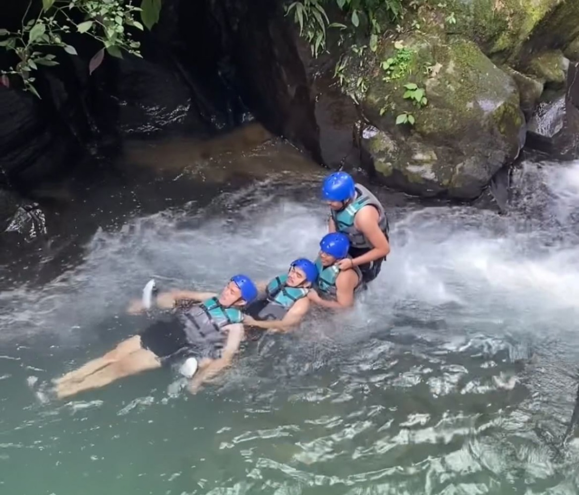 Aktivitas body rafting Curug Naga (Sumber gambar: Instagram.com/curugnaga)