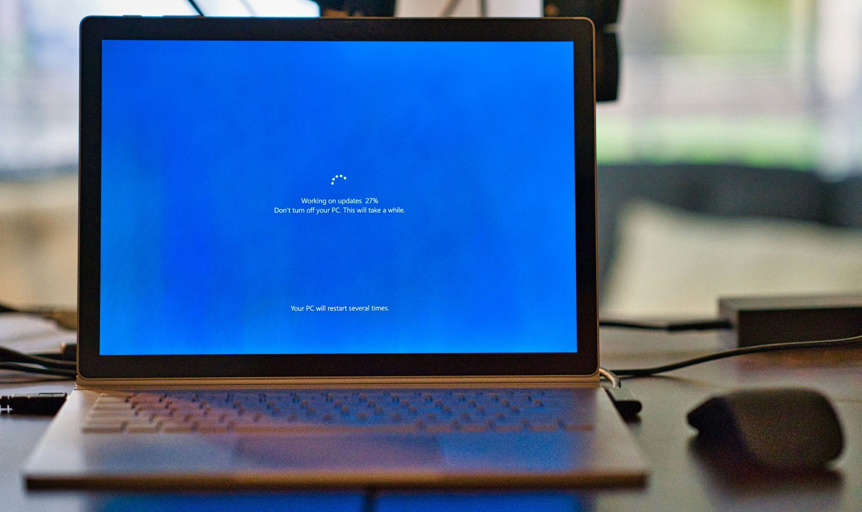 Ilustrasi laptop terkena blue screen (Sumber gambar: Unsplash/Clint Patterson)