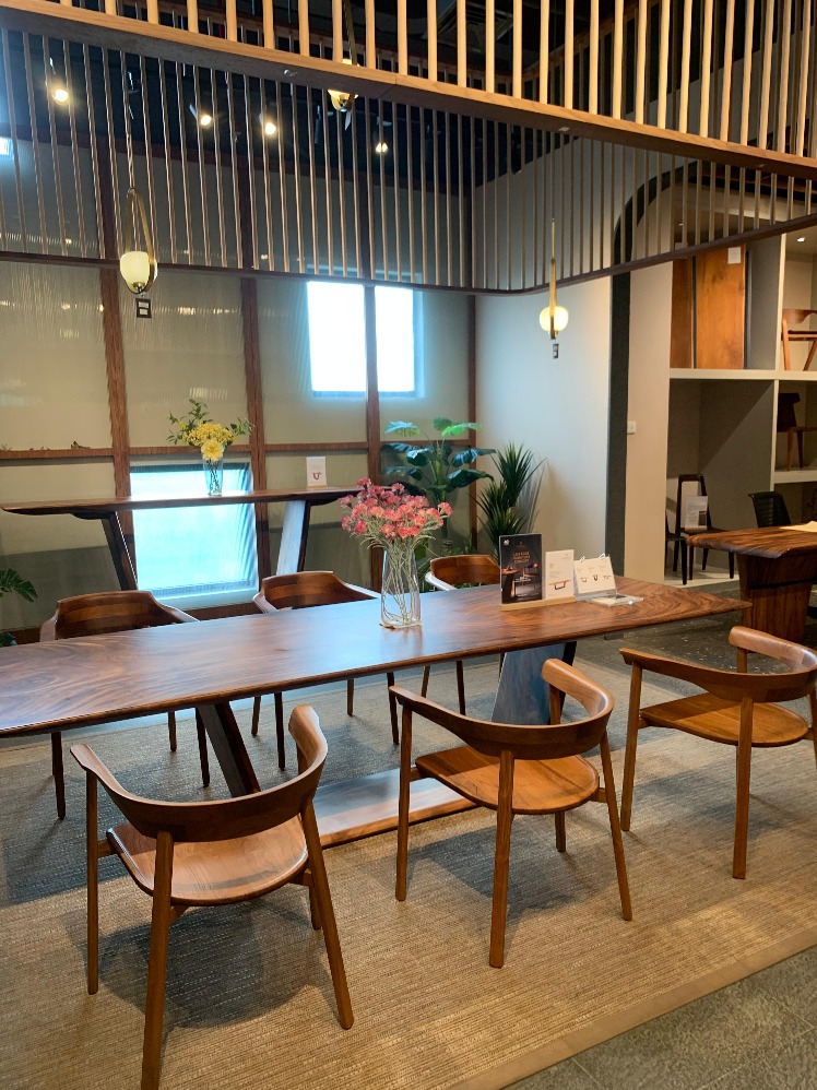 Produk furnitur yang dipajang di flagship store VIVERE di South78, Tangerang Selatan. (Sumber gambar: Hypeabis.id/Luke Andaresta)