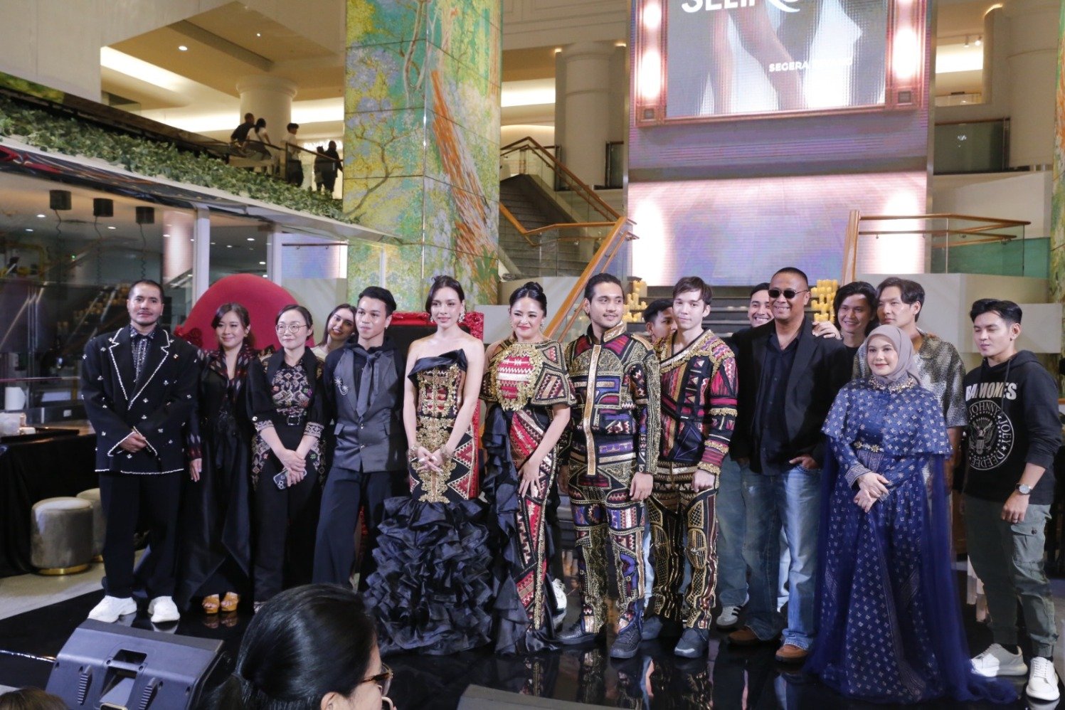 Tim dan para pemain serial Jangan Salahkan Aku Selingkuh dalam acara Leo Pictures Showcase 2024 di Lamoda Plaza Indonesia Jakarta, Rabu (24/7/2024). Sumber gambar: WeTV