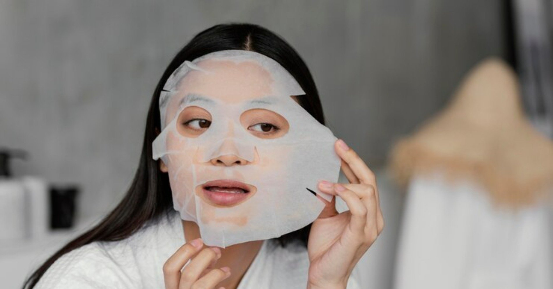 Seorang perempuan menggunakan sheet mask (Sumber gambar: Freepik)