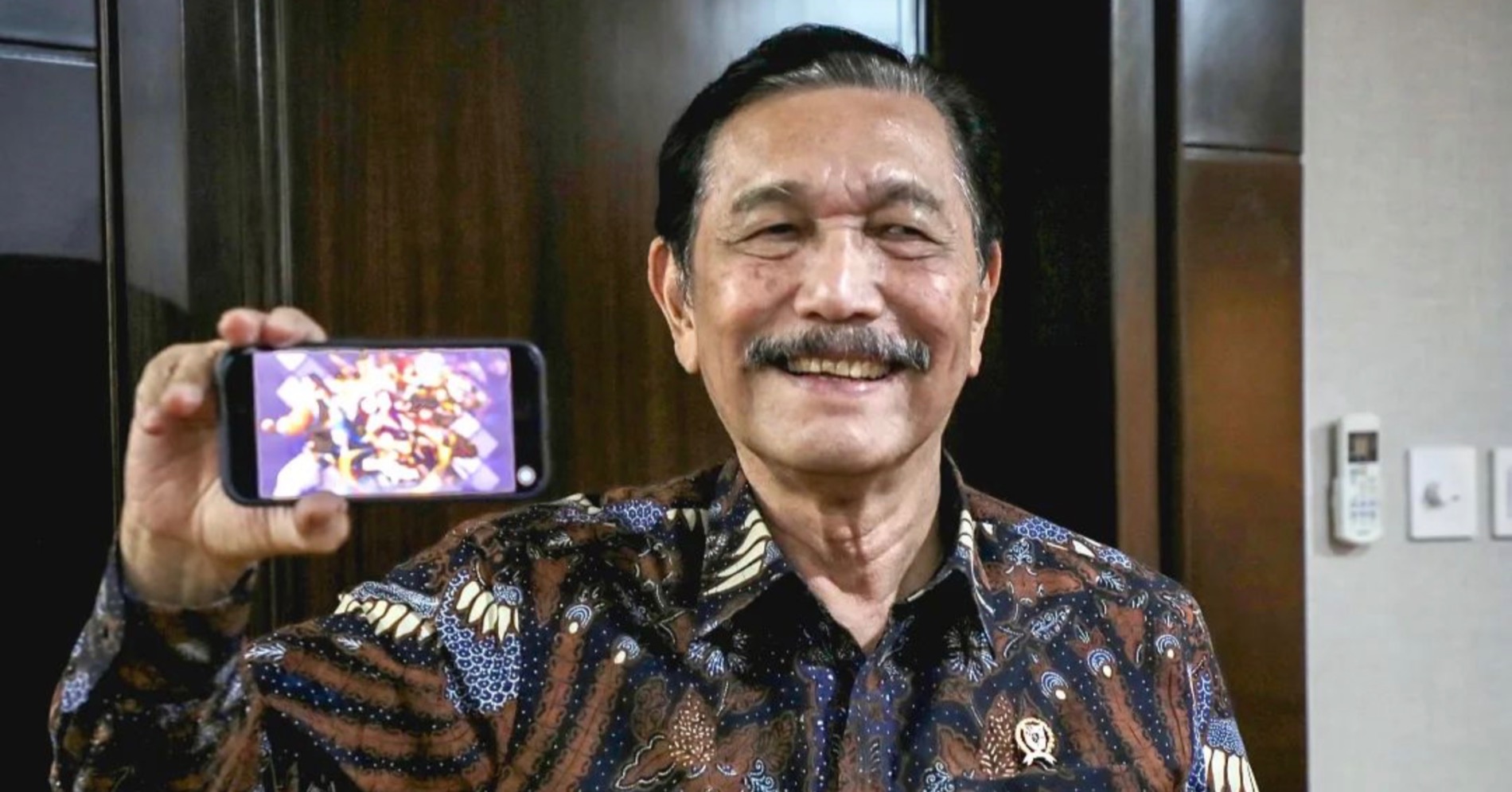 Menko Luhut saat pamer gim Lokapala. (Sumber gambar: Instagram/Luhut Binsar Pandjaitan)